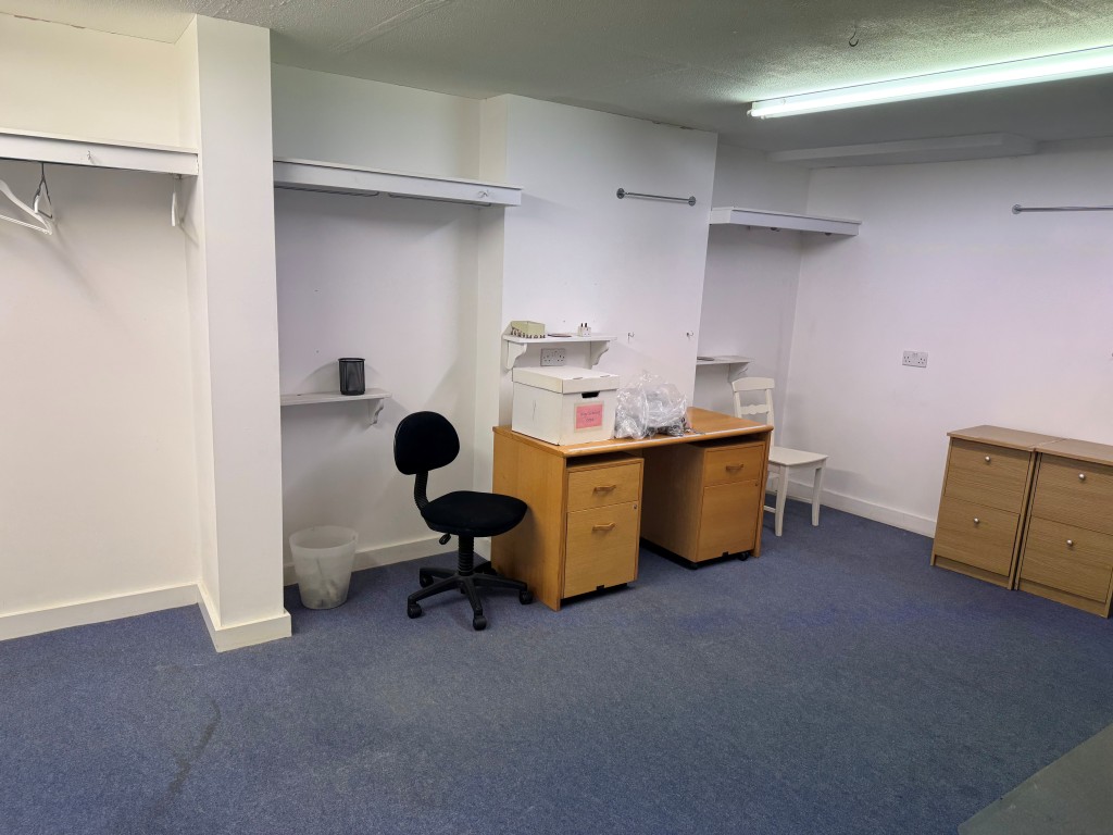 Lot: 77 - GROUND FLOOR COMMERCIAL UNIT AND LOWER FLOOR WORKSHOP PREVIOUSLY IN USE AS A RESIDENTIAL FLAT - A workshop in the Lower Level